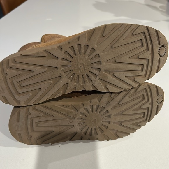 UGG Women’s low boot - Picture 4 of 4